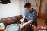 凉山成都“90后”小伙“十年磨一剑”：从爱好者到守艺人 传播中国文化