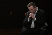 凉山特斯拉股价收涨超3%：特朗普无意沟通，马斯克父亲劝儿子低头